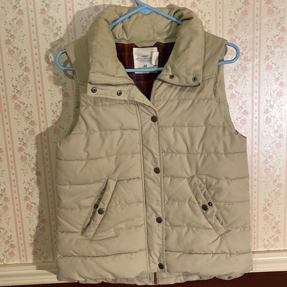 H&M tan puffer vest size 10